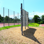 Sportplatz und Kletterwand